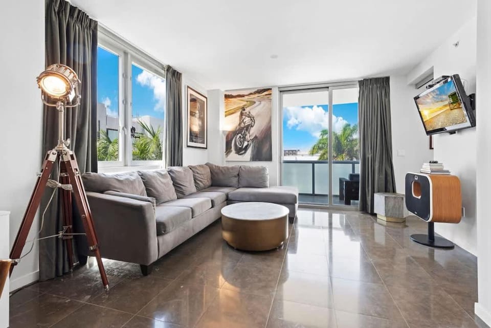 Large Beach Suite Rooftop Pool by Convention Center House in South Beach Miami