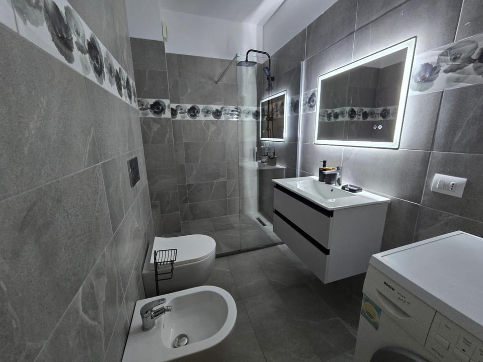 Shower, Toilet, Bathroom, towels