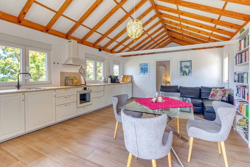 Coffee/tea facilities, Kitchen or kitchenette, Living room, Seating area, Dining area, stove