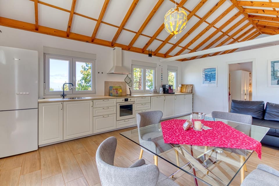 Coffee/tea facilities, Kitchen or kitchenette, Living room, Seating area, Dining area, oven
