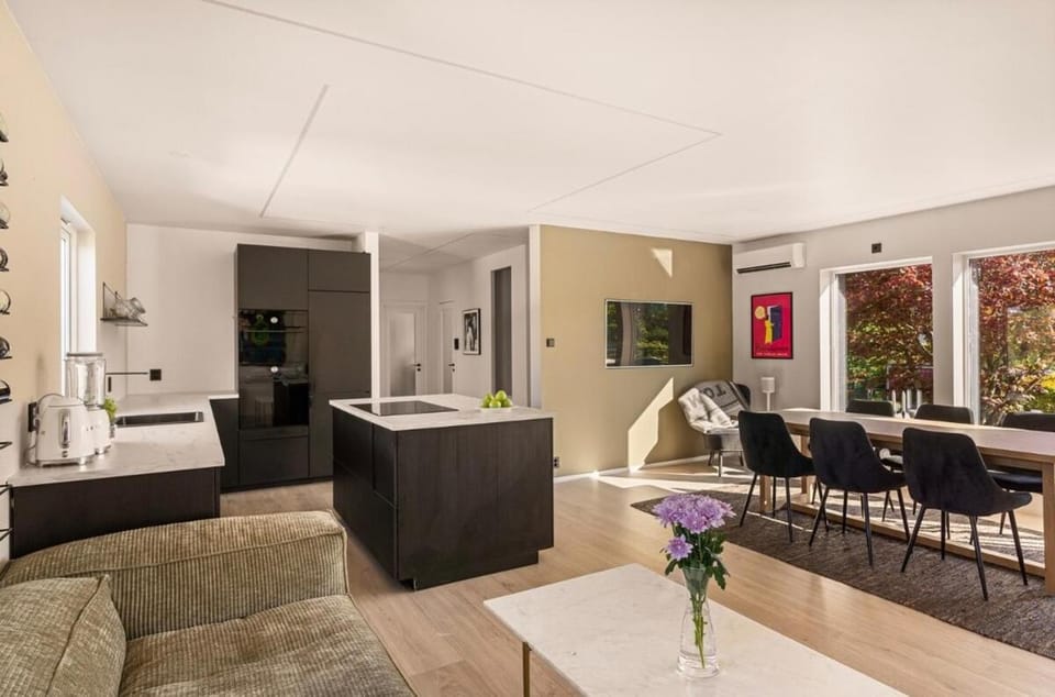 Lille Luxury moderne feriehus med stor uteplass, utekjøkken og pergola House in Bergen