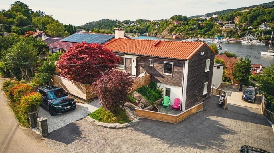 Lille Luxury moderne feriehus med stor uteplass, utekjøkken og pergola House in Bergen
