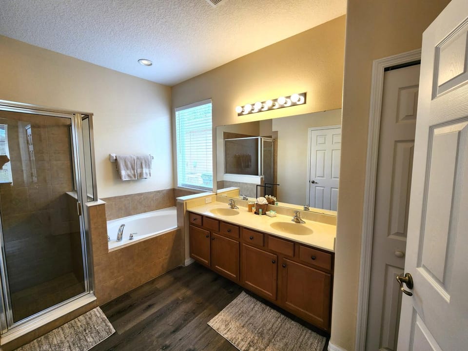 652- Spacious 5-Bedroom Villa with Pool, Spa & Scenic Lake Views Villa in Loughman