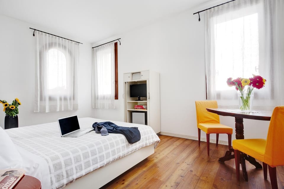 Day, Photo of the whole room, Photo of the whole room