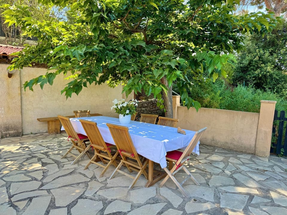 Patio, Dining area, Garden view