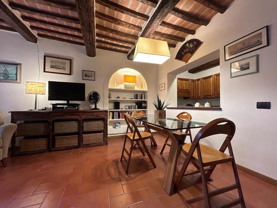 TV and multimedia, Living room, Seating area, Dining area