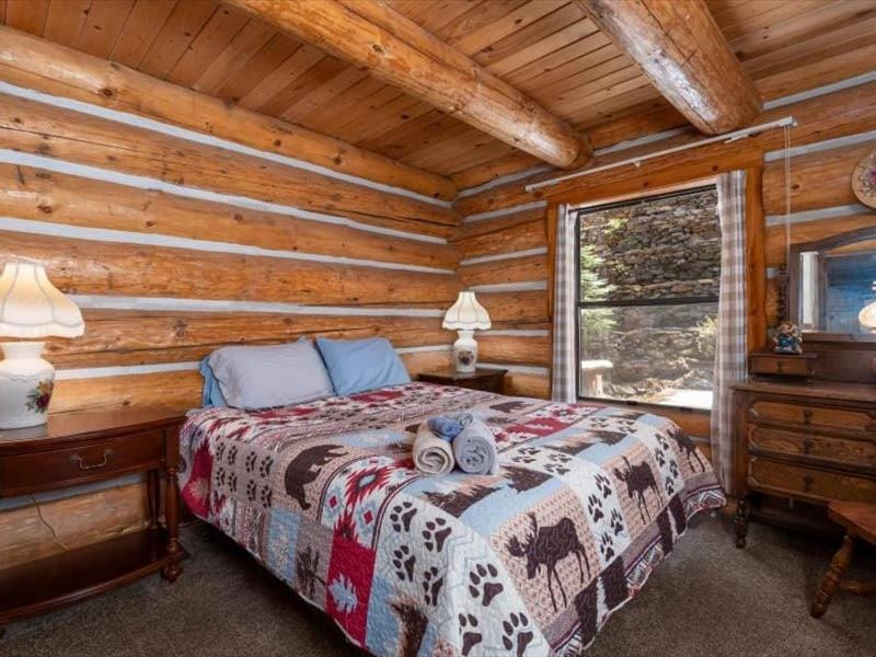 Yosemite Log Cabin-Rustic Charm-Sleeps 8 Cabin in Tuolumne County