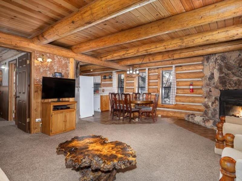 Yosemite Log Cabin-Rustic Charm-Sleeps 8 Cabin in Tuolumne County