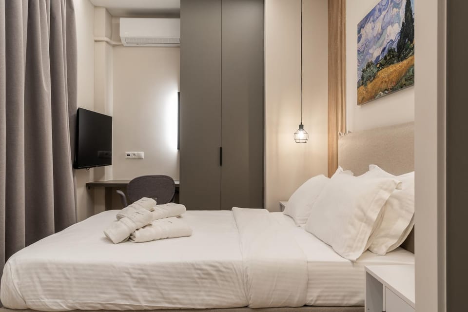 Bed, TV and multimedia, Photo of the whole room, Bedroom, towels, wardrobe, air conditioner