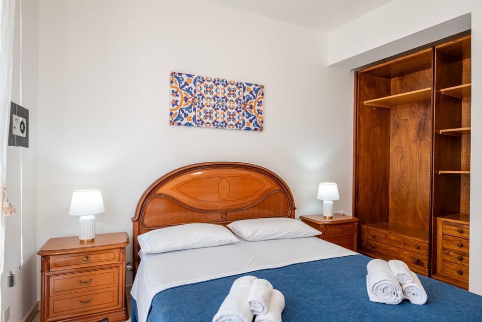 Bed, Bedroom, safe, towels, wardrobe