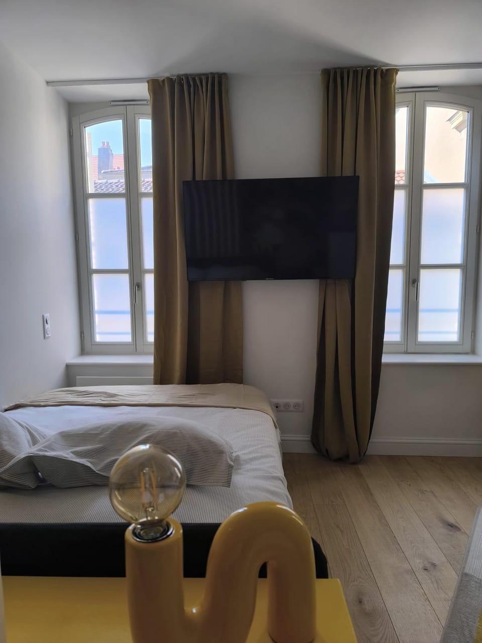 Bed, TV and multimedia, Photo of the whole room