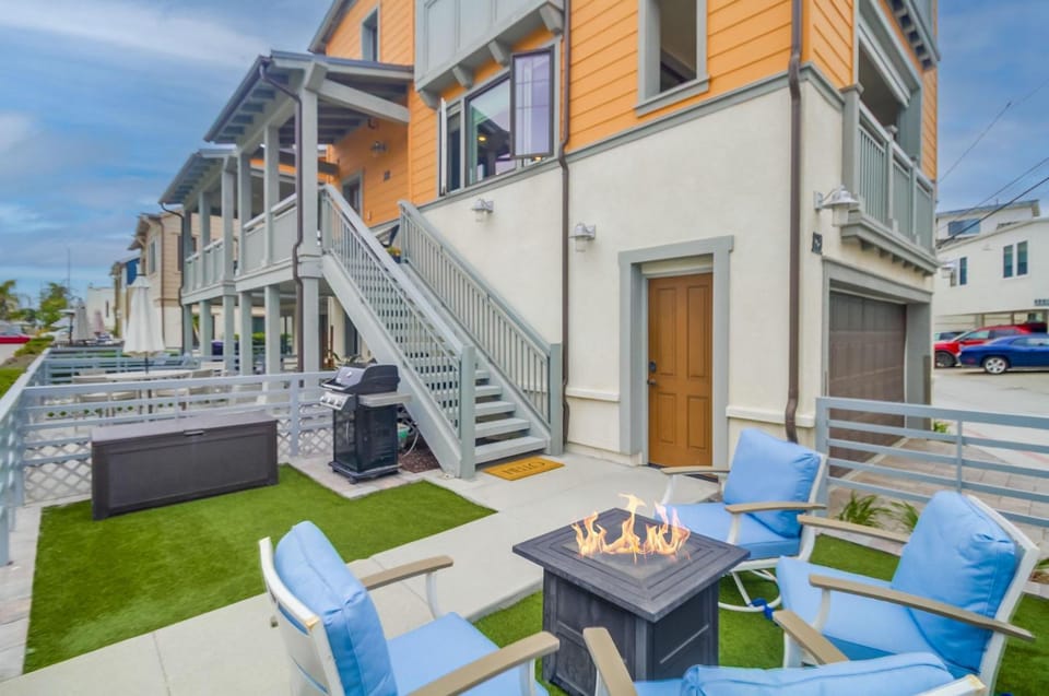 Property building, Patio, Day, BBQ facilities, Seating area