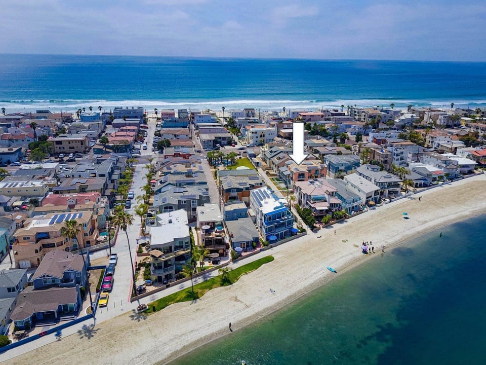 Property building, Nearby landmark, Day, Neighbourhood, Bird's eye view, Beach, City view, Location