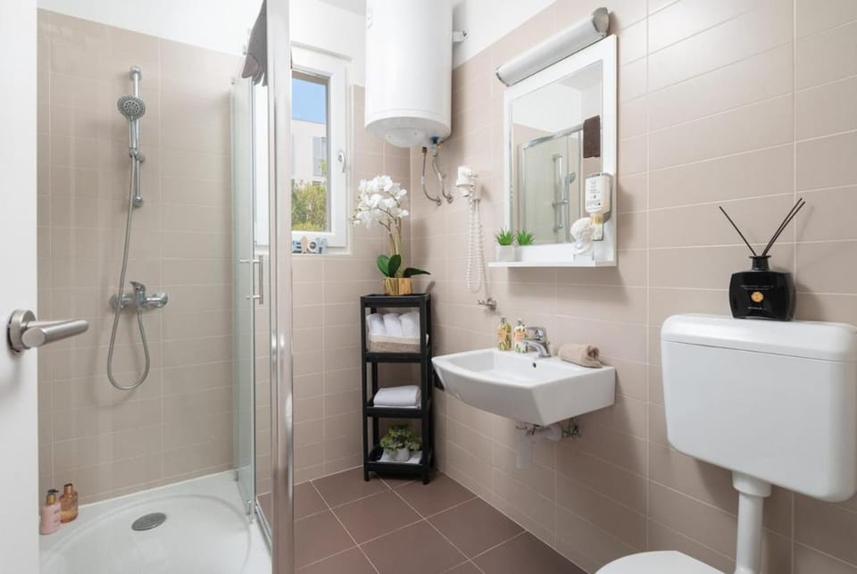 Shower, Toilet, Bathroom, towels