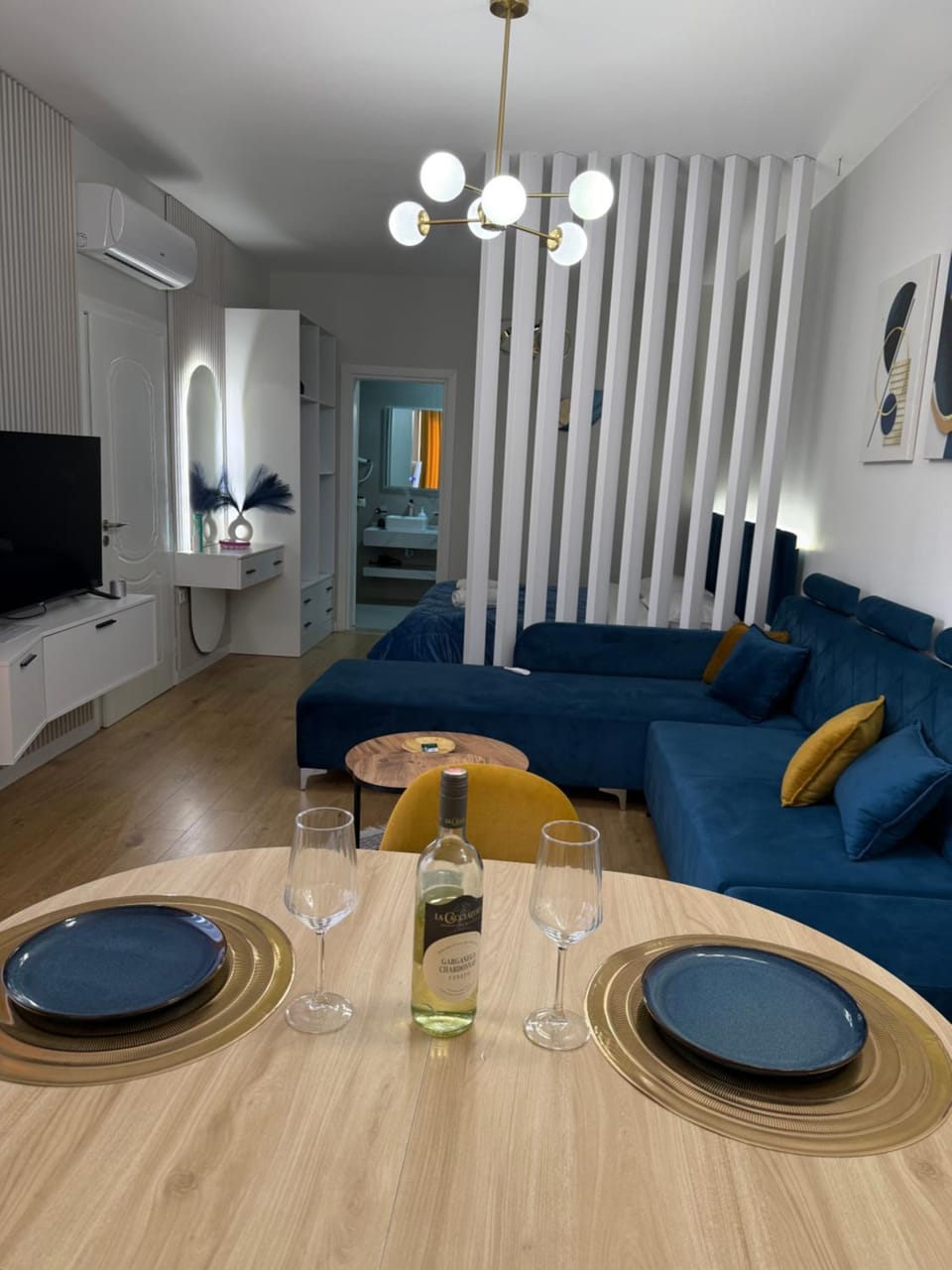TV and multimedia, Living room, Seating area, Dining area