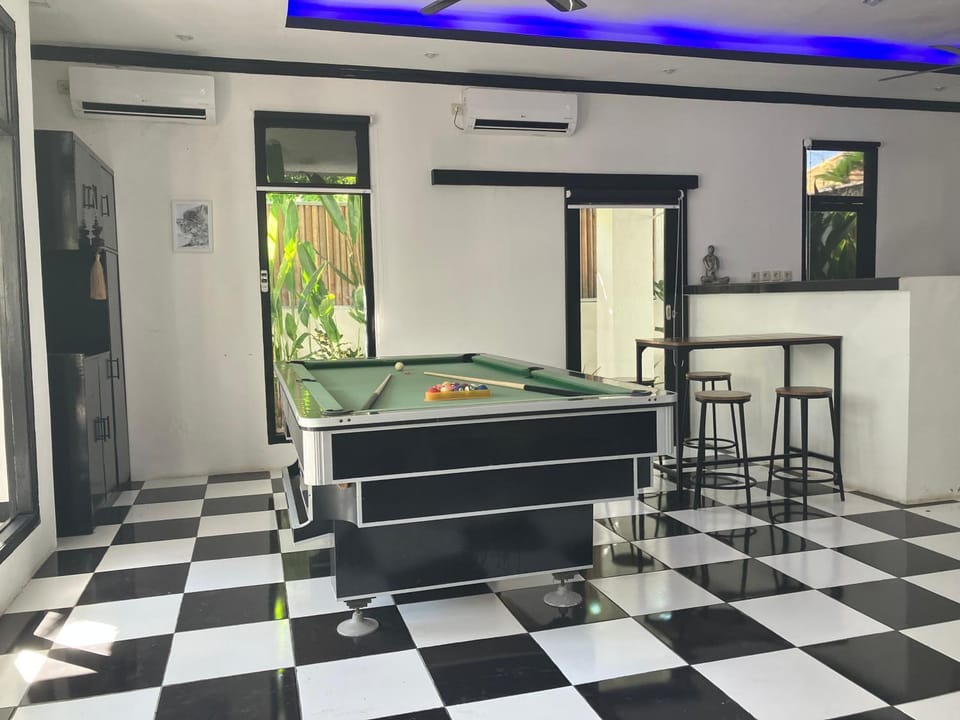 Billiard, kitchen