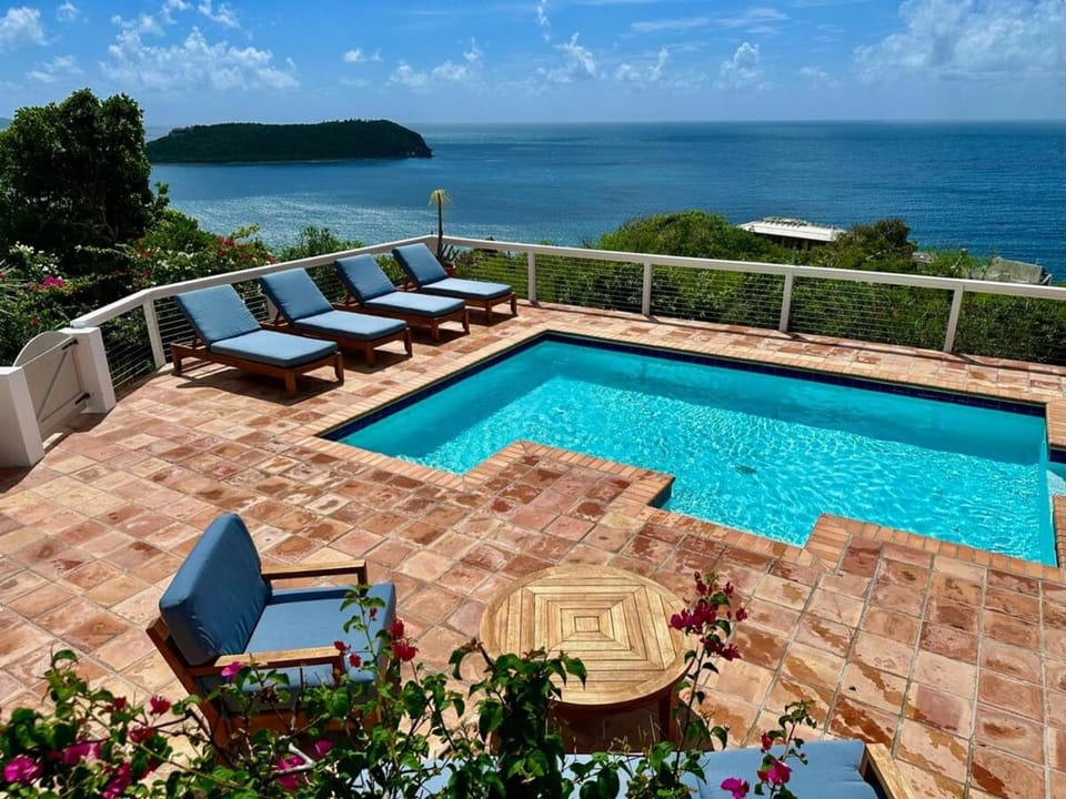 Stunning Pool and Hot Tub Villa with Big Views - ALTAMIRA Villa in Cruz Bay