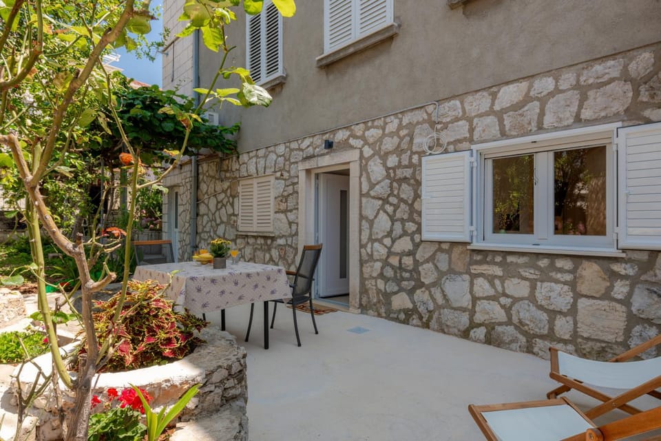 Property building, Patio, Day, Garden, Garden view