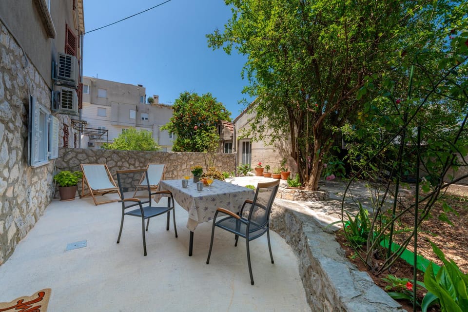 Property building, Patio, Spring, Day, Garden, Garden, Garden view