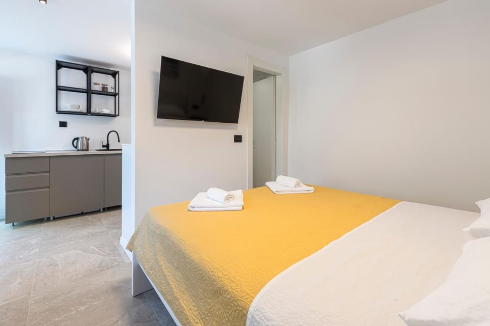 TV and multimedia, Photo of the whole room, Bedroom, towels