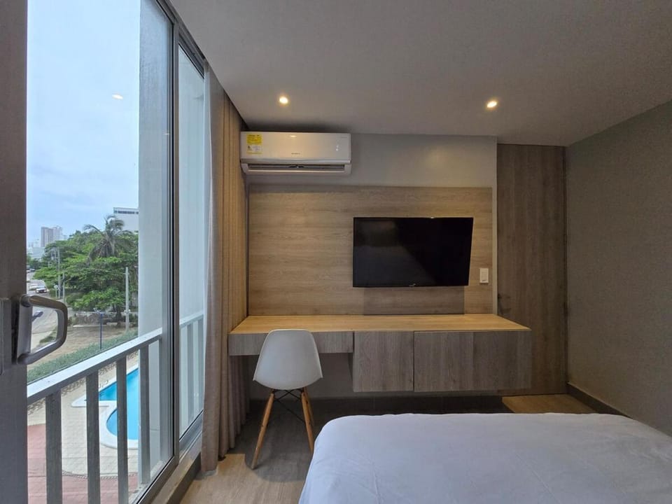 Bed, TV and multimedia, View (from property/room), Photo of the whole room, Bedroom, air conditioner