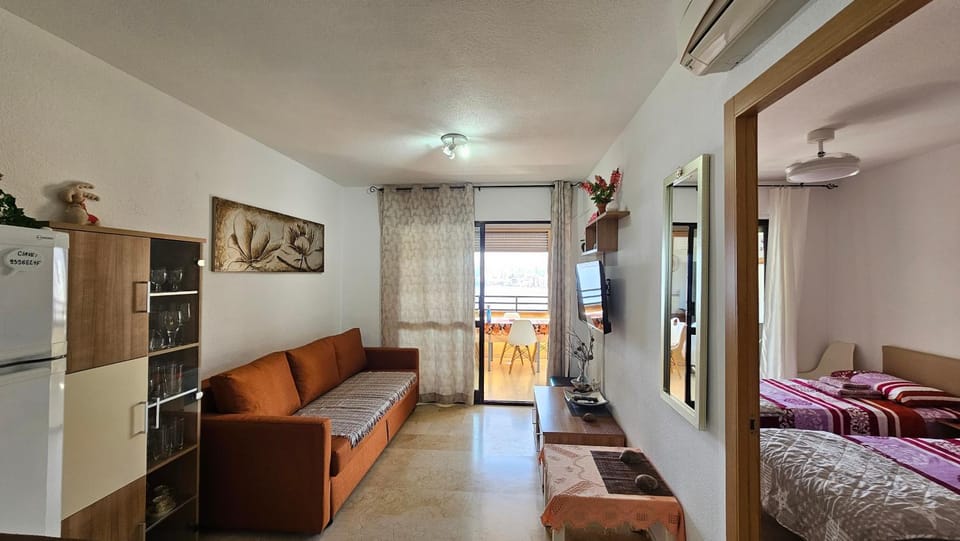 Kitchen or kitchenette, minibar, oven
