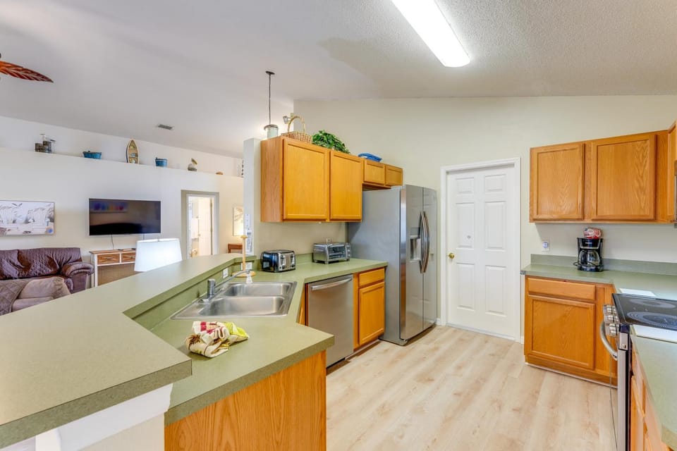 Family Home w/ Pool: Visit Disney & Orlando Parks! House in Polk County