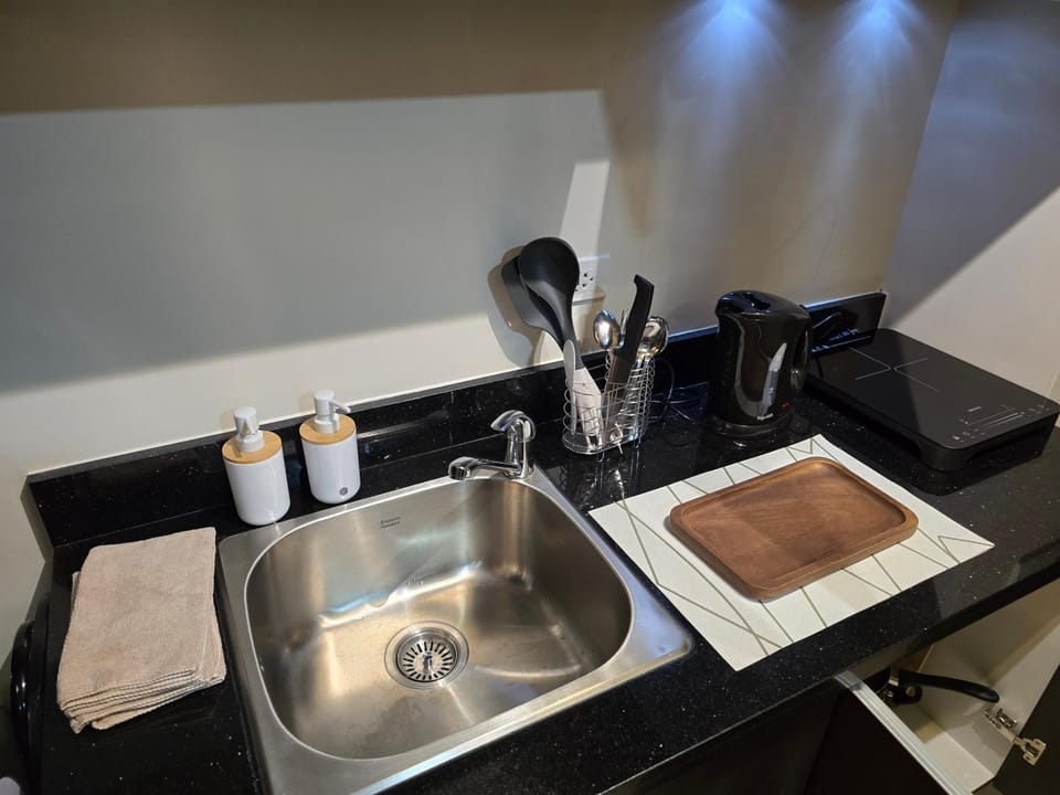 Coffee/tea facilities, Kitchen or kitchenette, stove
