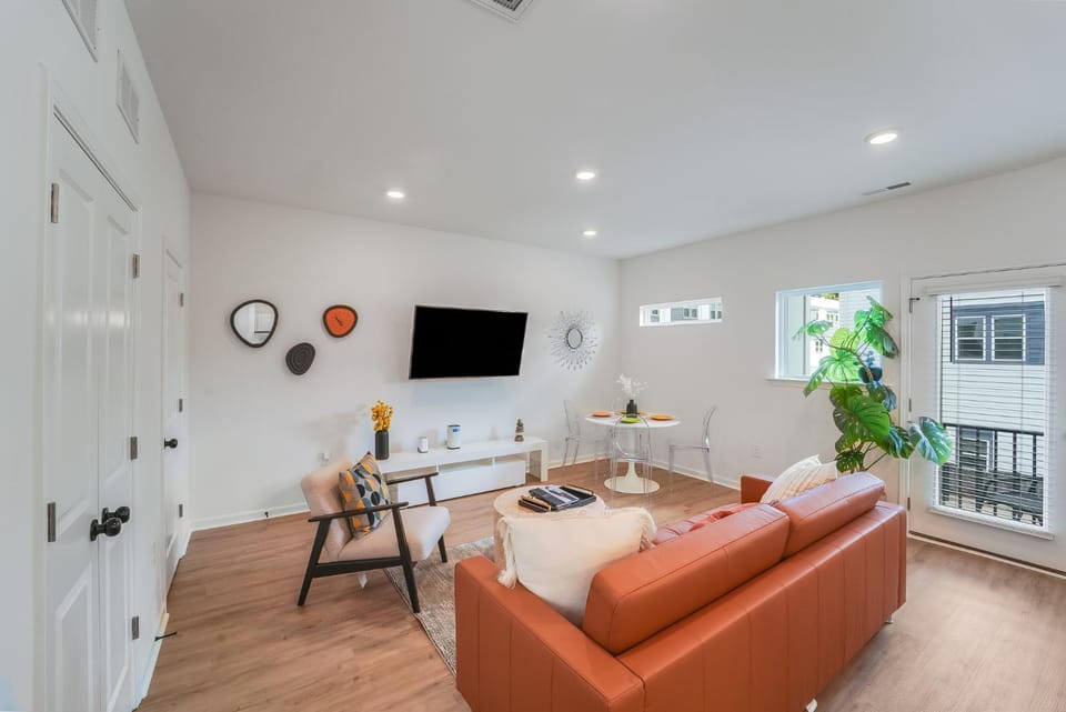 Spacious New 3BR Home Near Uptown Charlotte - Private Baths - Peaceful Stay House in Charlotte