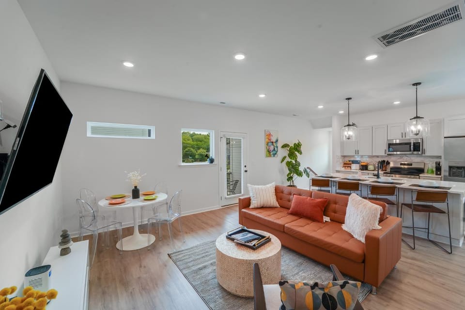 Spacious New 3BR Home Near Uptown Charlotte - Private Baths - Peaceful Stay House in Charlotte