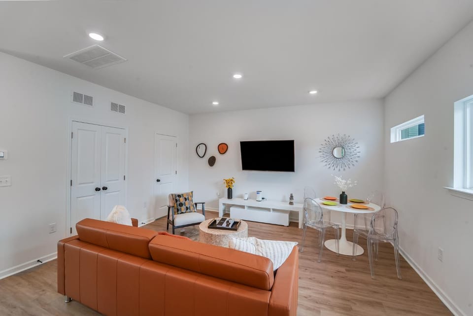 Spacious New 3BR Home Near Uptown Charlotte - Private Baths - Peaceful Stay House in Charlotte