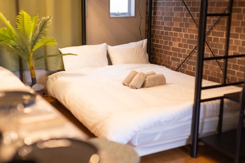 Bed, Photo of the whole room, Bedroom, towels