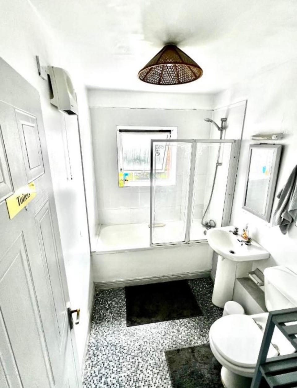 Double Room in a Cozy shared apartment, Custom House Harbour Apartments Bed and Breakfast in Dublin