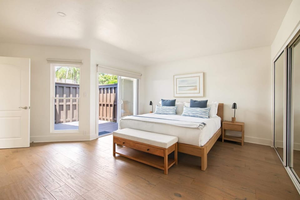 La Jolla Hillside Views and Coastal Comfort House in La Jolla Shores