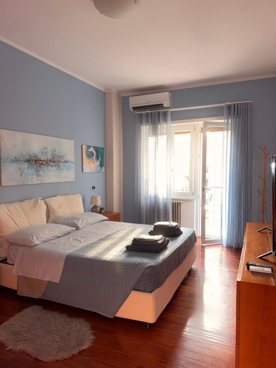 Bed, Photo of the whole room, Bedroom, air conditioner