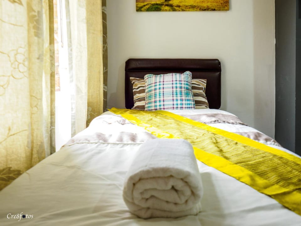 Bucknall Lodge Hanley Family Room 3 Bed and Breakfast in Stoke-on-Trent
