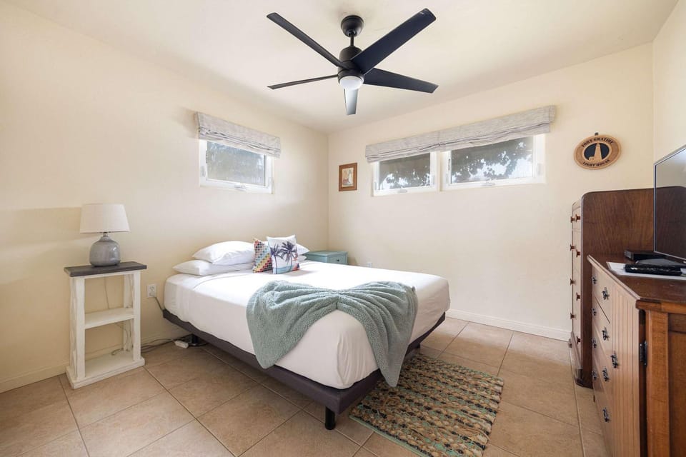 Steps to Ocean Sunset Views Beach Access & San Diego Charm House in Ocean Beach