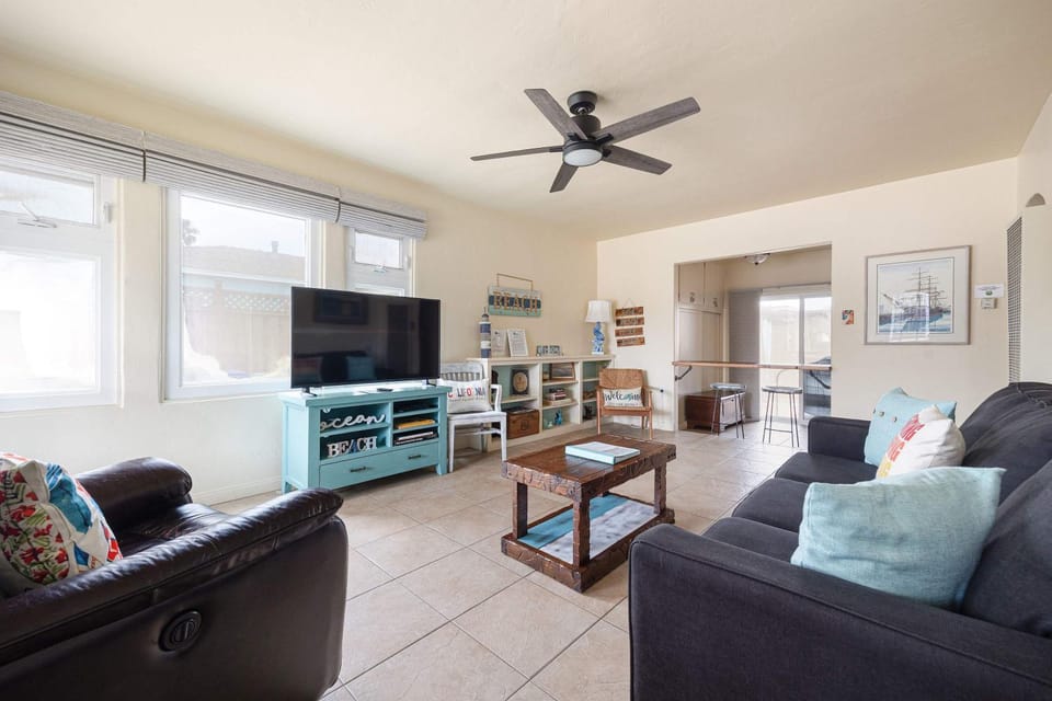 Steps to Ocean Sunset Views Beach Access & San Diego Charm House in Ocean Beach