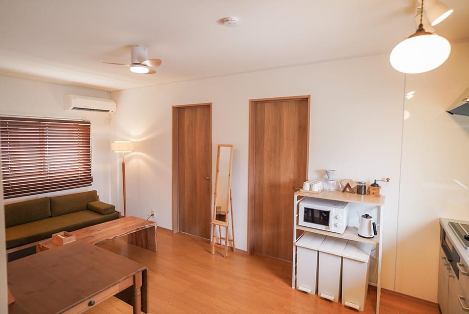 Coffee/tea facilities, Living room, Seating area, Dining area, air conditioner