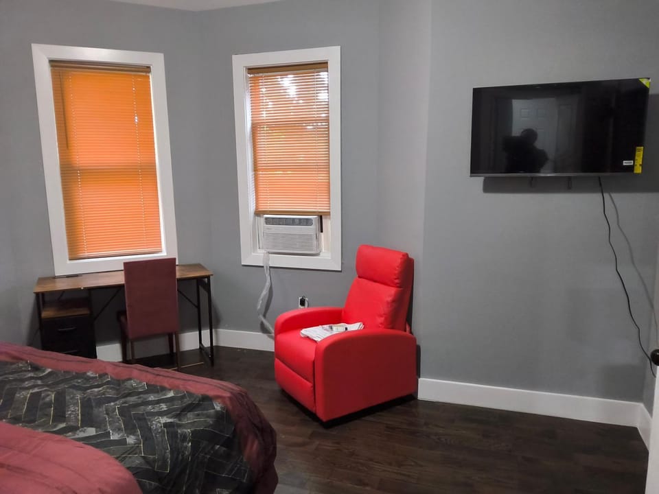 Bed, TV and multimedia, Photo of the whole room, Bedroom