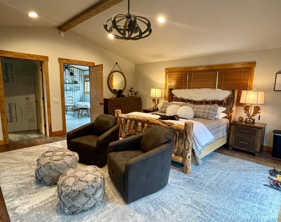 Bed, Photo of the whole room, Seating area, Bedroom