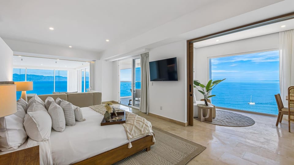 Bed, TV and multimedia, Photo of the whole room, Seating area, Bedroom, Sea view