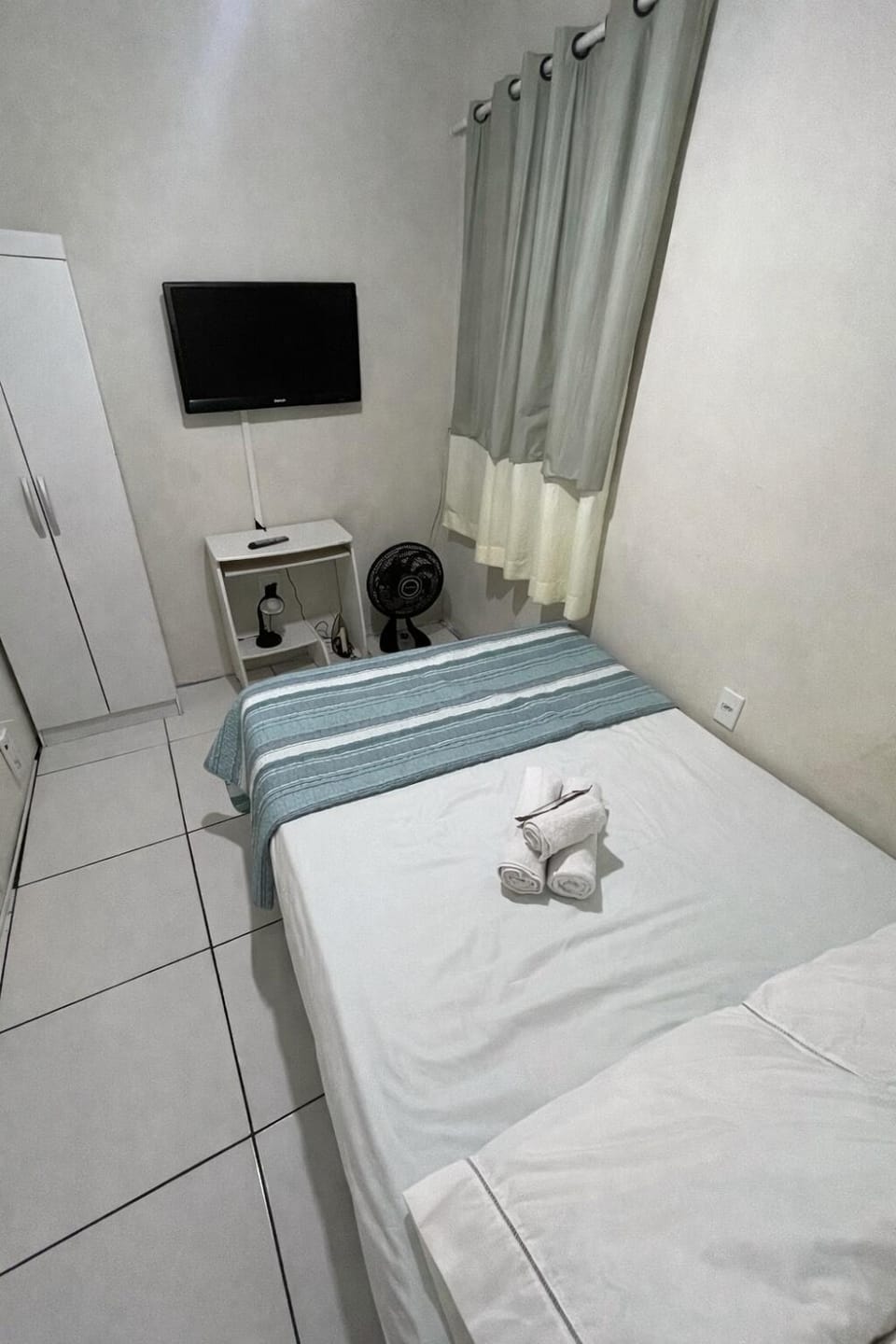 Bed, TV and multimedia, Photo of the whole room, Bedroom, flat iron, wardrobe