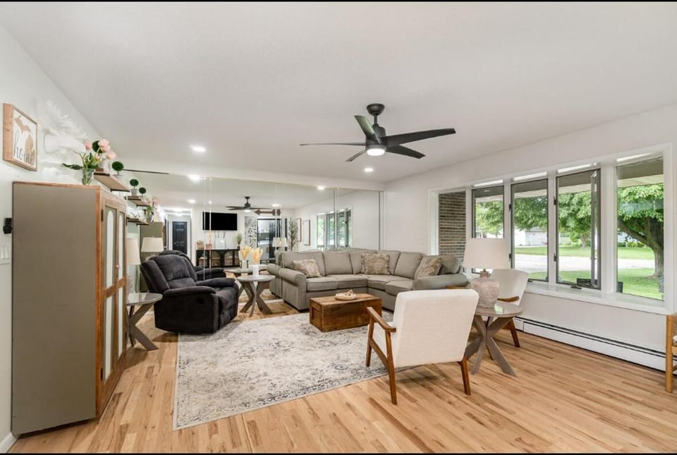 Communal lounge/ TV room, TV and multimedia, Living room, Seating area