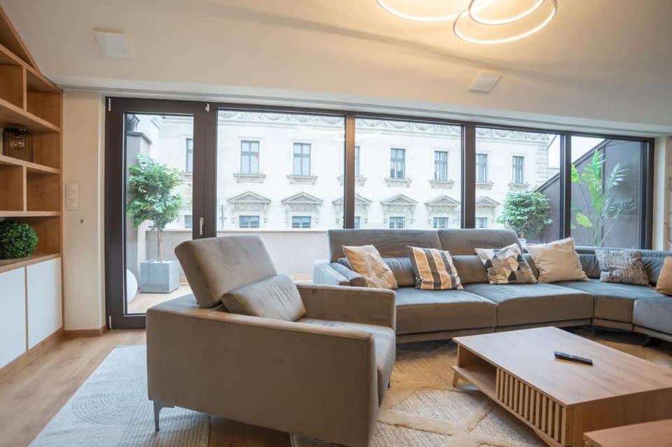 Luxury Retreat with Hot Tub in Prime Location Apartment in Budapest
