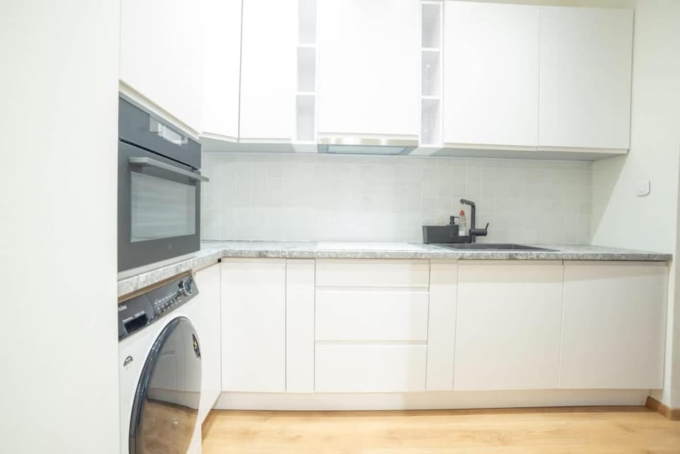 Luxury Retreat with Hot Tub in Prime Location Apartment in Budapest