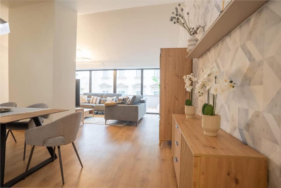 Luxury Retreat with Hot Tub in Prime Location Apartment in Budapest