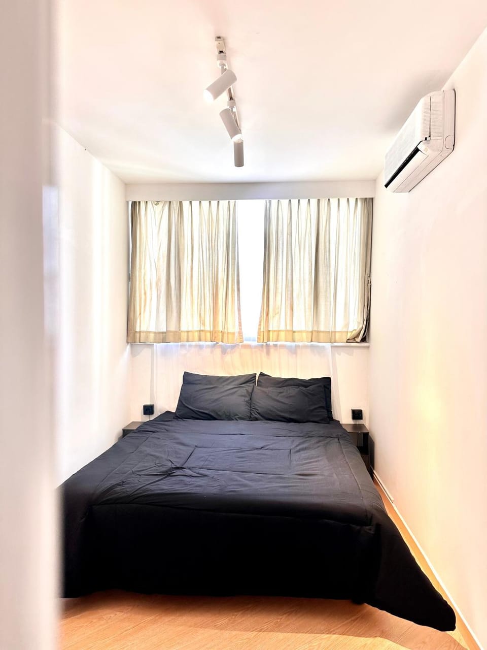 Bed, Photo of the whole room, Bedroom, City view, air conditioner
