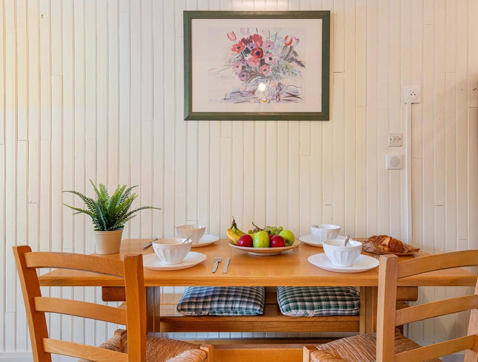 Living room, Food and drinks, Seating area, Dining area, Food