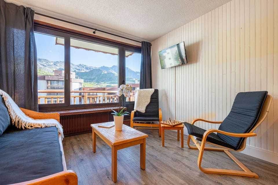 Living room, Seating area, Mountain view